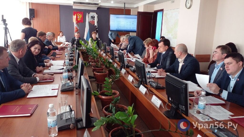    Прокуратура считает, что увольнение председателя выходит за пределы компетенции Горсовета Орска. Депутаты собираются протест отклонить
