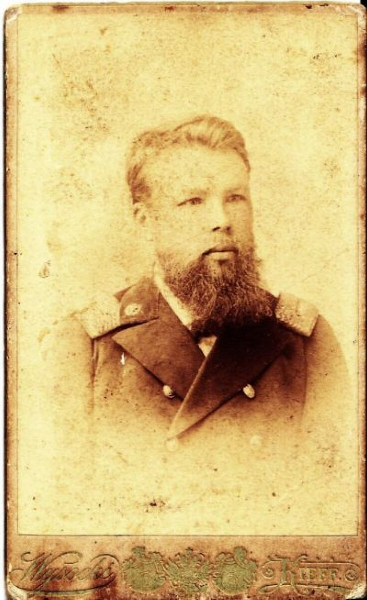 Артемий Максимович Лукашов — русский садовод, селекционер-мичуринец. Первый селекционер плодовых культур на Дальнем Востоке, создатель культурных районированных сортов груш, объединённых общим названием — «лукашовка», основатель и директор первого на Дальнем Востоке плодово-ягодного питомника в Хабаровске, кандидат сельскохозяйственных наук, член общества гибридизаторов.  Фото из Википедии.