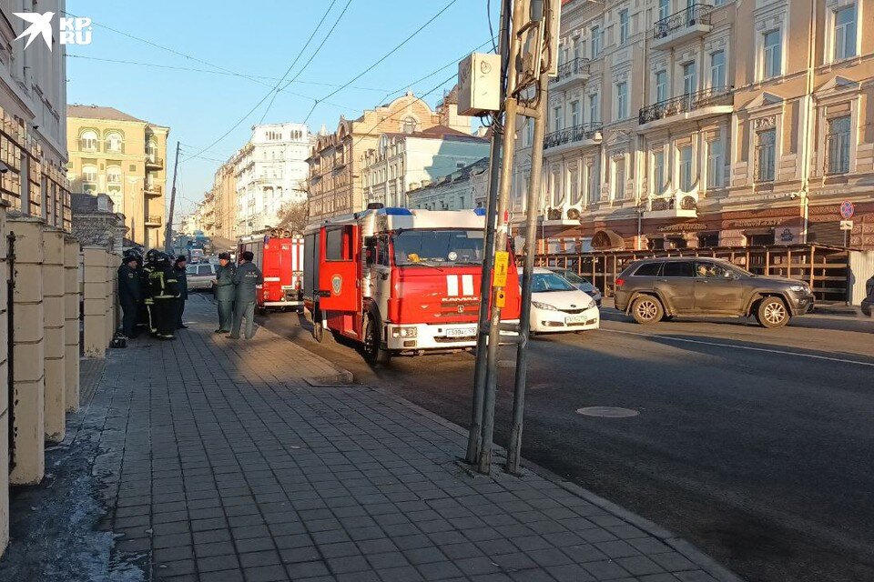     Сотрудники ГУ МЧС по Приморью у здания суда. Павел САХАРОВСКИЙ