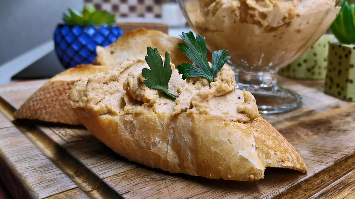 Мало кто делает паштет из курицы, а ведь это очень вкусно и недорого.  Показываем, как мы готовим нежнейший домашний куриный паштет | Розовый  баклажан | Дзен