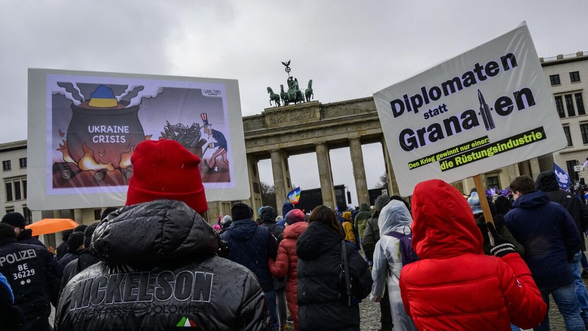    Участники манифестации за мир и против дальнейшей эскалации конфликта через поставки оружия на Украину в Берлине, Германия© AFP 2023 / JOHN MACDOUGALL