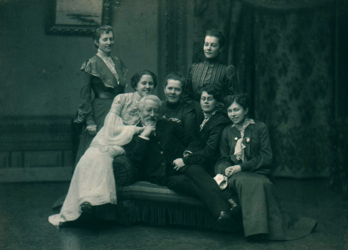 Василий Носов с дочками и женой (на второй фотографии). Фото из открытых источников интернет