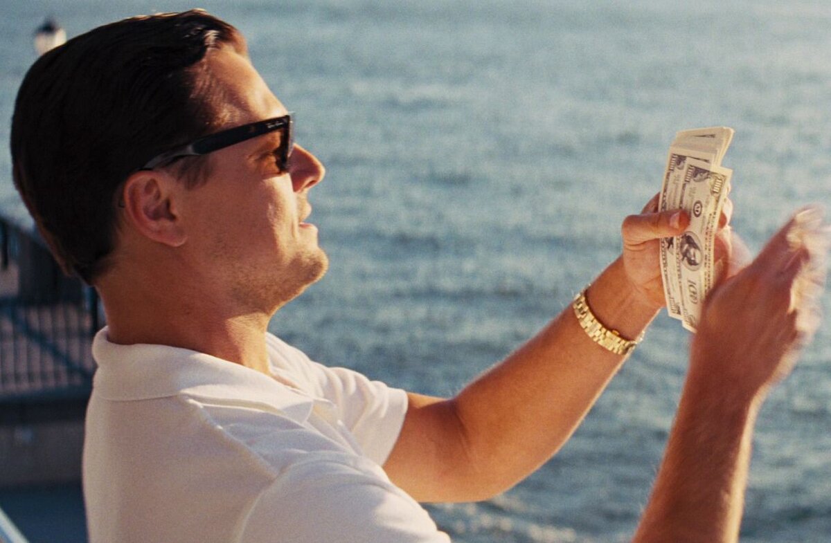 Кадр из фильма "Волк с Уолл-стрит" (Режиссер М. Скорсезе, 2013 г.)