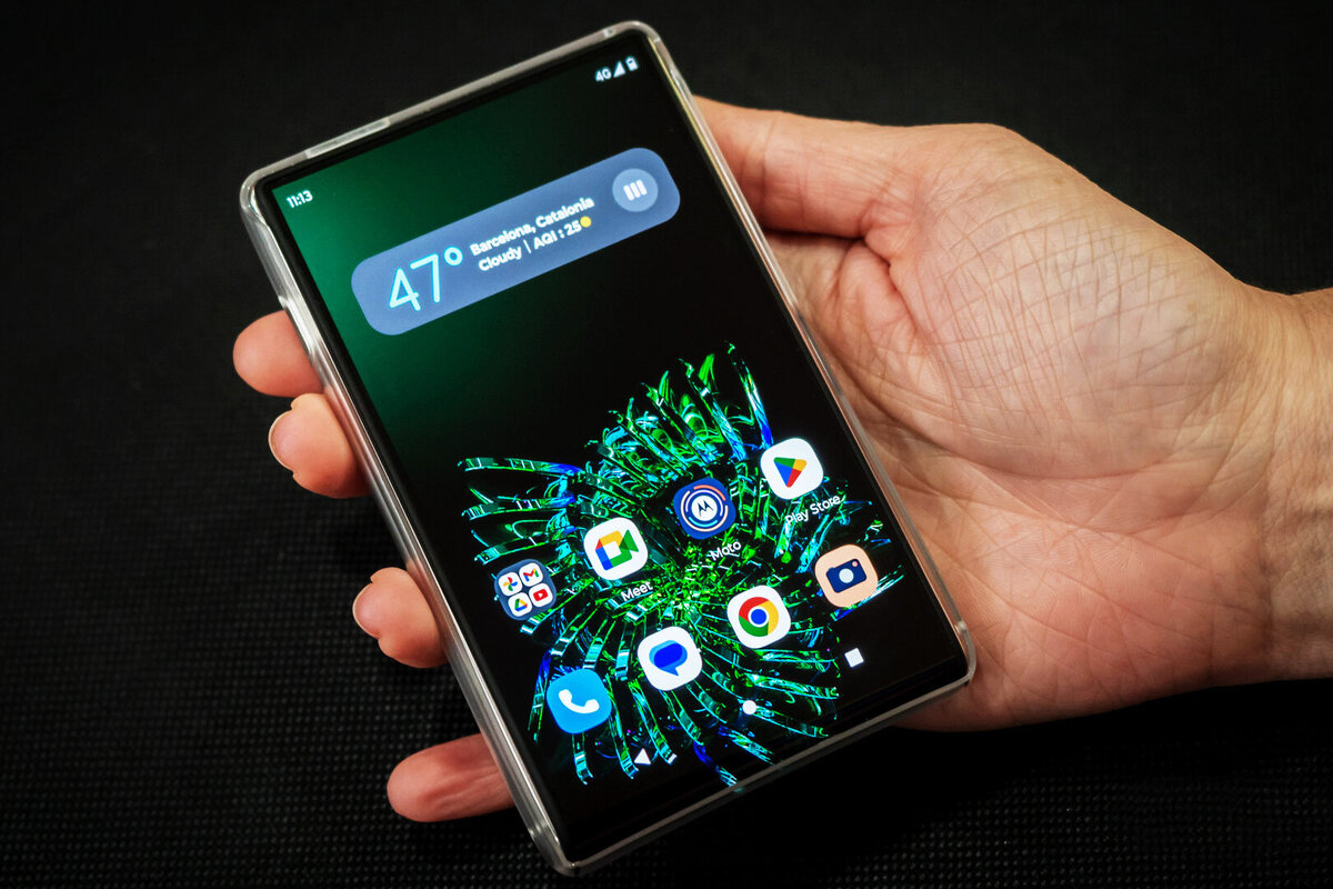     Посмотрите на смартфон-трансформер от Motorola: концепт Rizr Rollable оснащен раздвижным дисплеем