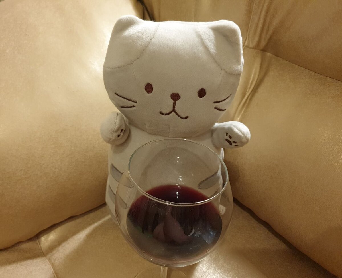 Котик с бокалом