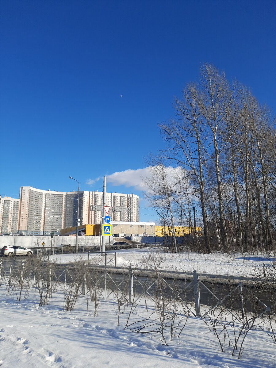 Пока шла к трамваю, просто чуть не ослепла от такой яркости. Хорошо очки солнцезащитные взяла