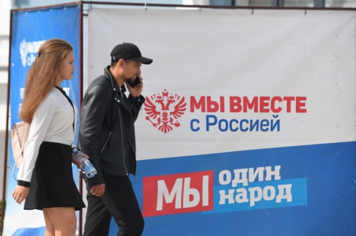    Баннер референдума о вступлении в Россию возле ДК Железнодорожников в Мелитополе.