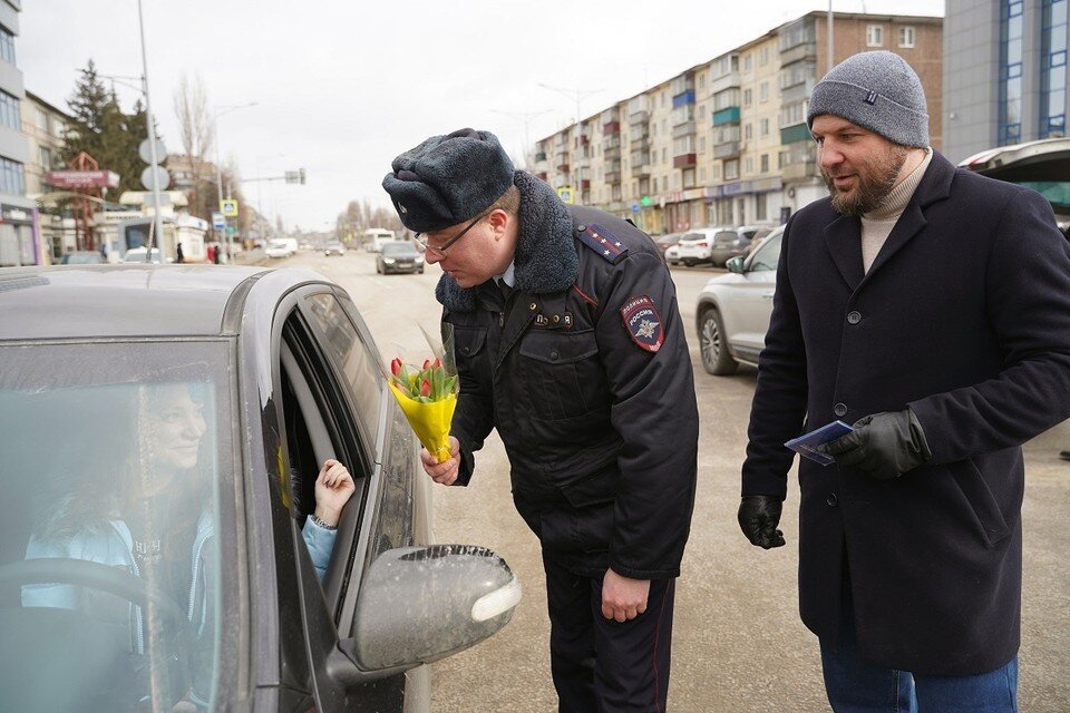     Липецкие автоинспекторы подарили женщинам цветы к 8 Марта  Пресс-служба УМВД Липецкой области.