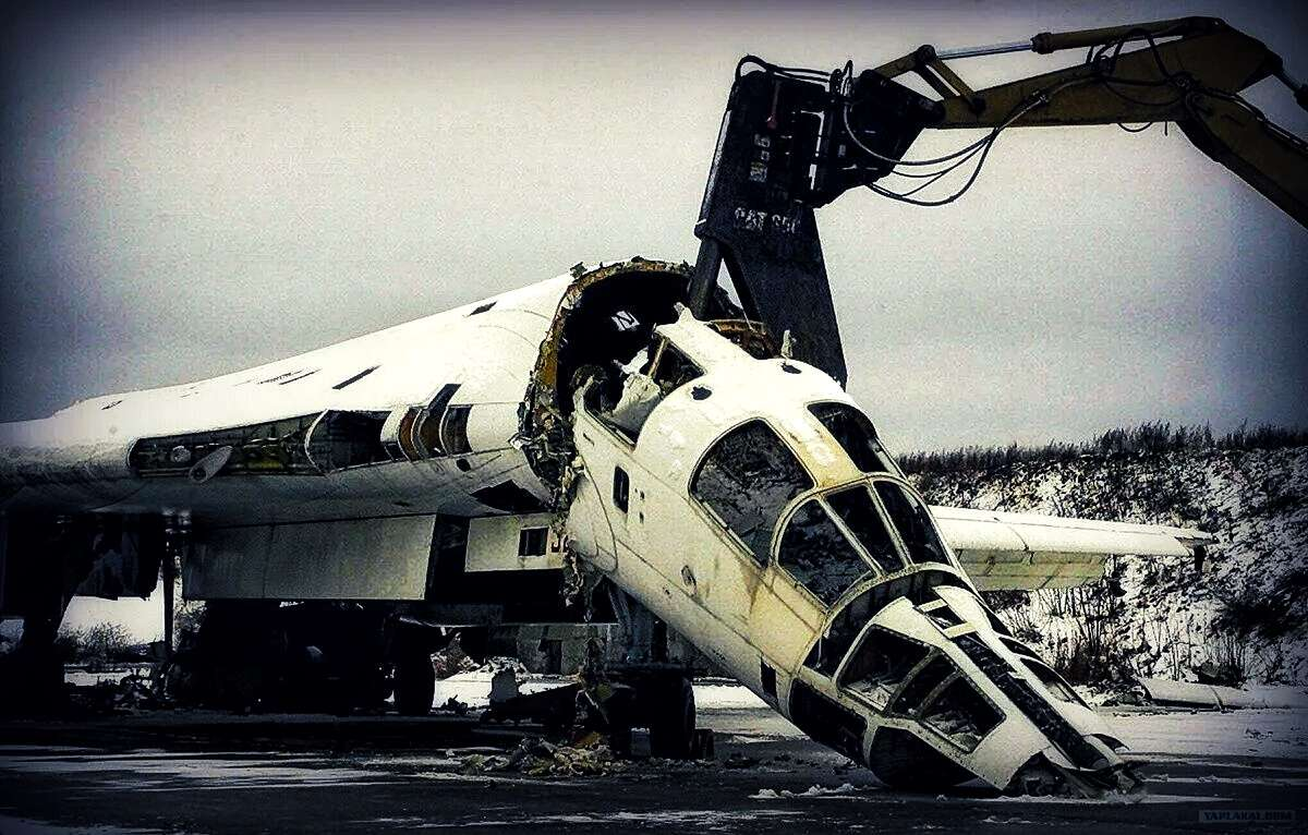 Уничтожение белого. Ту-160 белый лебедь. Утилизация ту 160 в Украине. Ту-160 в Прилуках. Распил ту 160 на Украине.