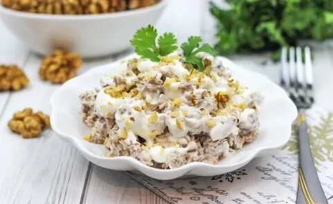 "Салат с куриной грудкой и грецким орехом"