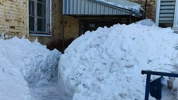     В соцсетях жители Ижевска пожаловались на неочищенные тротуары и дороги.