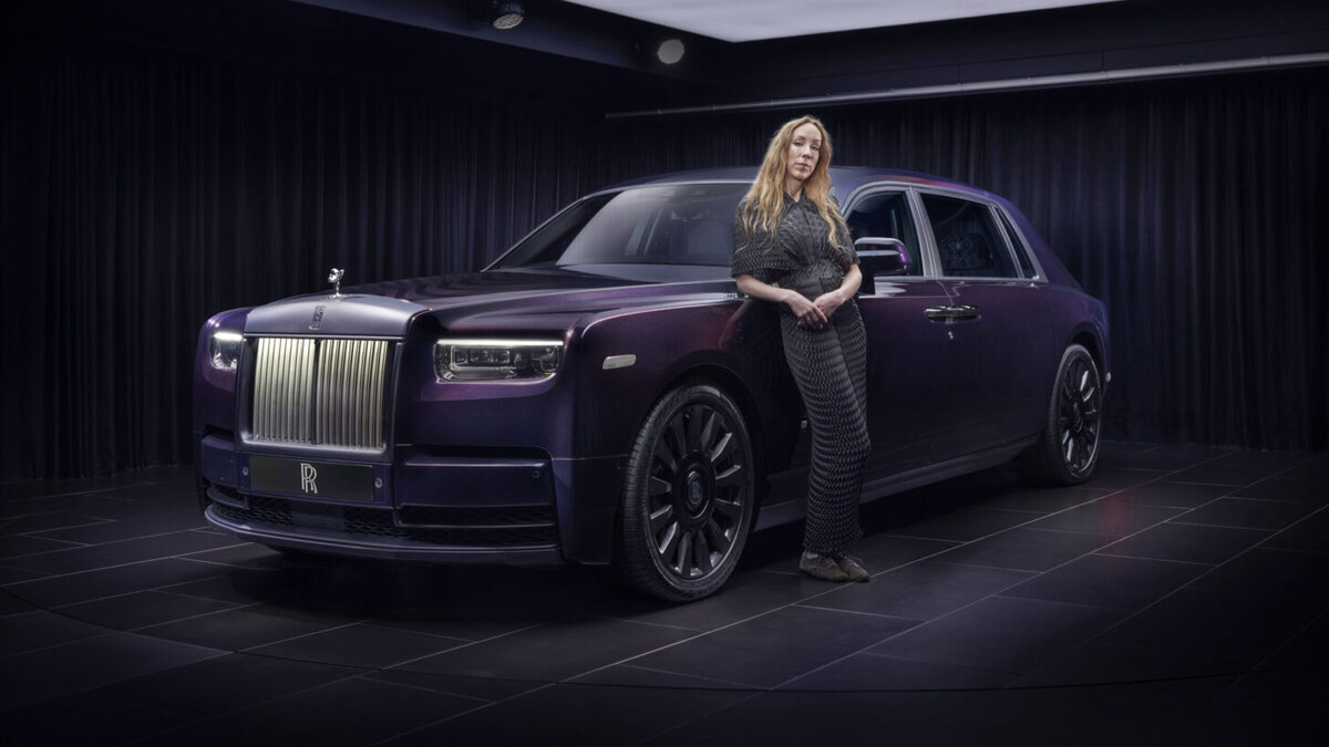    Дизайнер Айрис ван Херпен и Rolls-Royce Phantom Syntopia. Фото Rolls-Royce