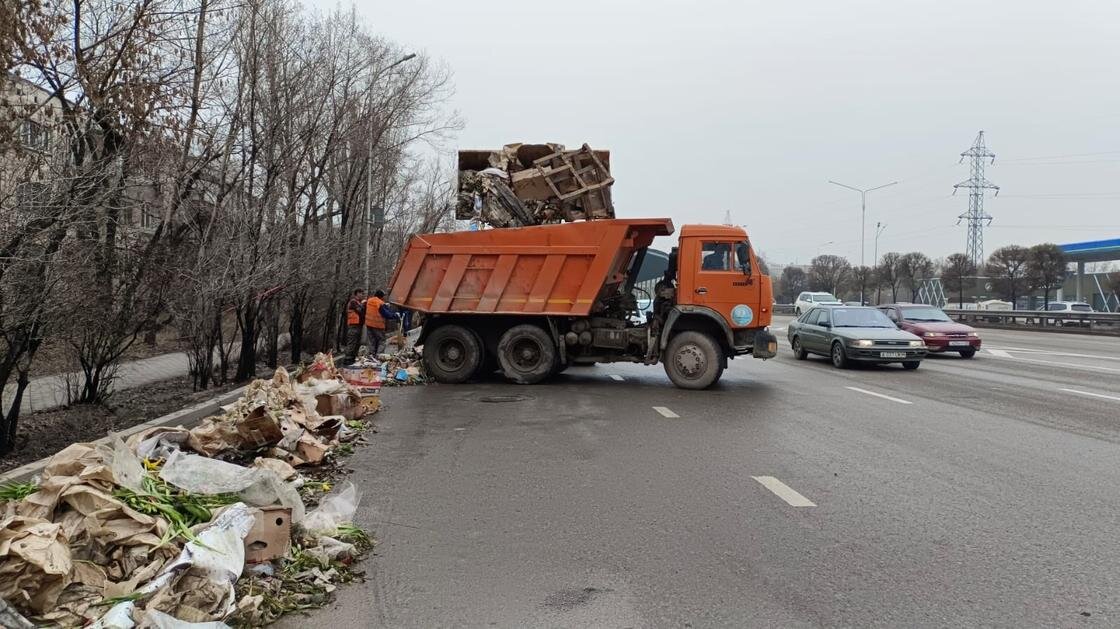    Мусор после 8 марта загружаю в КамАЗ в Алматы:пресс-служба акимата Алматы