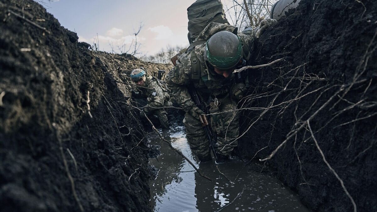    Украинские военные в районе Артемовска (Бахмута)© AP Photo / Libkos