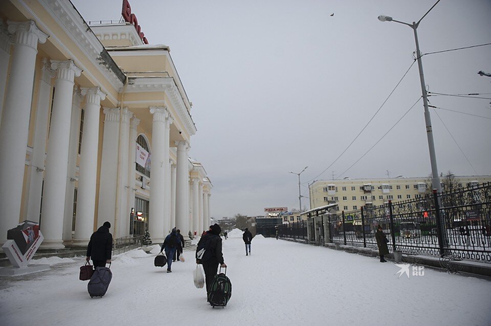     Пассажиров электрички долго не выпускали Алексей БУЛАТОВ