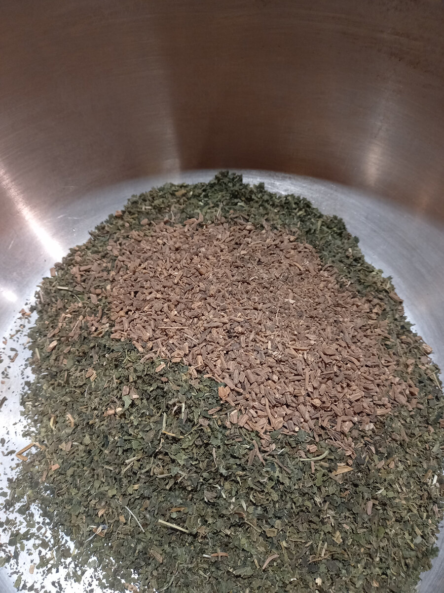 Начинаю смешивать в большой кастрюле, здесь пока только крапива и валерианка