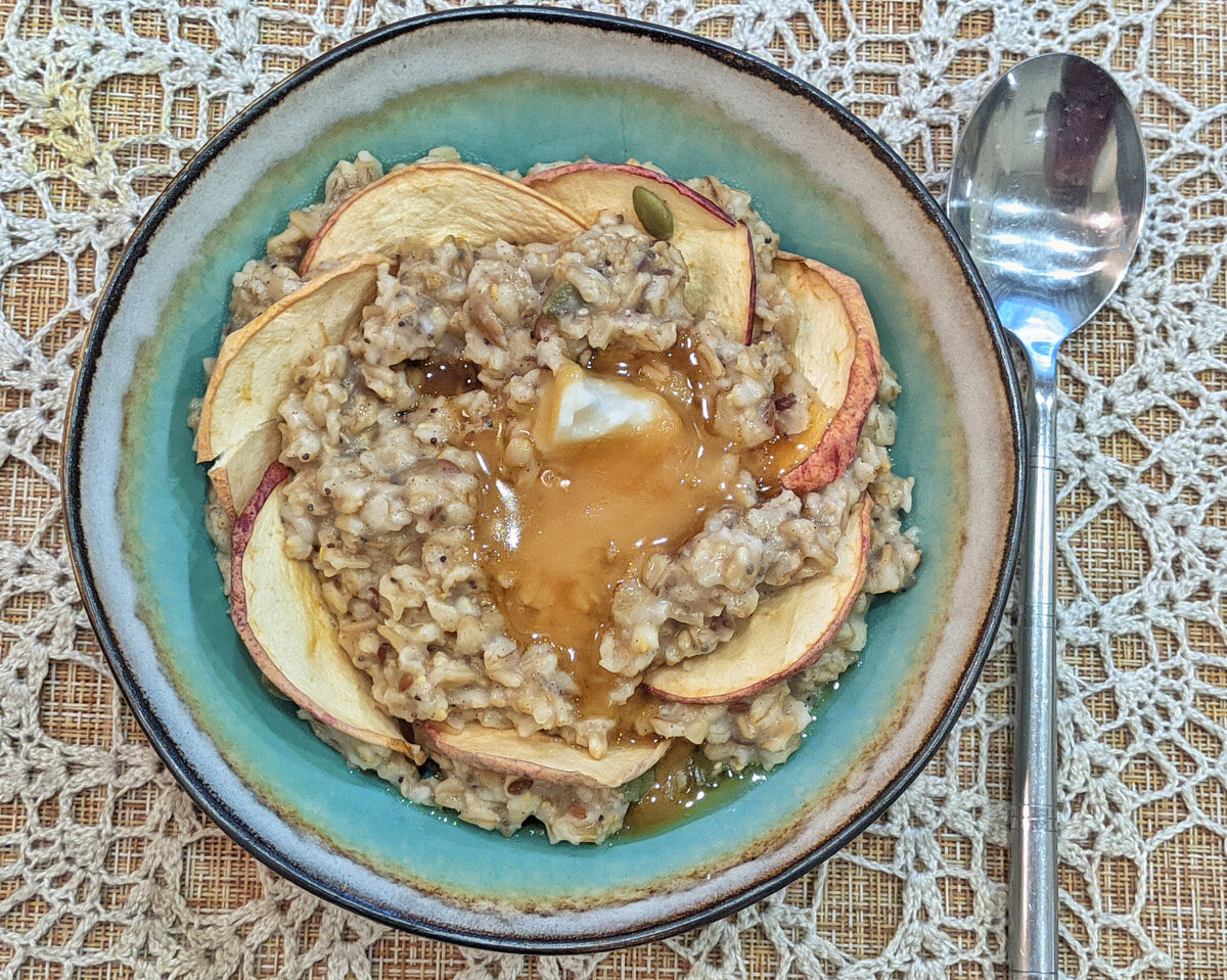 У меня овсяная каша с сушёными яблоками, семенами, мёдом и кокосовой пастой, кофе 