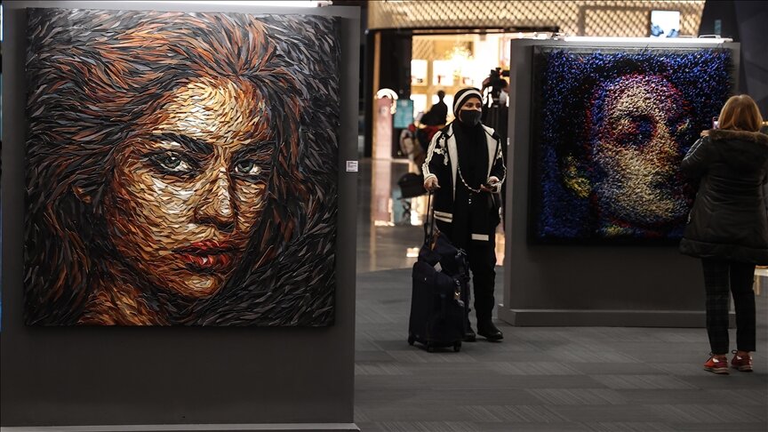 Пассажирский терминал «Стамбульского аэропорта» украсила необычная экспозиция произведений, созданных художником Дениз Сагдыч из пластиковых отходов.