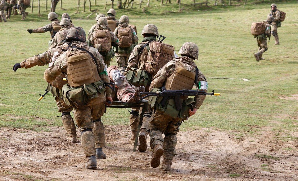     Тренировка бойцов ВСУ под руководством британских военных специалистов, полигон на юге Англии.  REUTERS