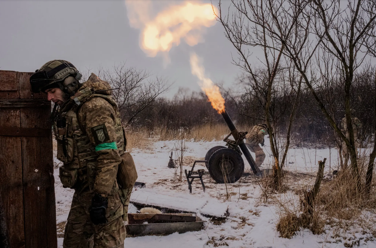 Украинские военнослужащие атакуют российские войска возле Бахмута в марте. Битва за город длится уже несколько месяцев © Daniel Berehulak/The New York Times