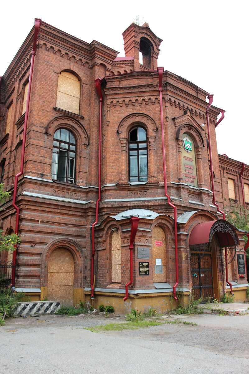 Очень жаль, что такой красавец стоит брошенный и никому не нужный. Ранее здесь был томский военно-медицинский институт, а ещё раньше до революции томское епархиальное женское училище.