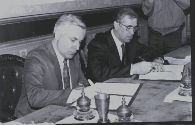 Подписание договоров между МГИМО и КГУ. Проректор МГИМО И.Г. Тюлин и ректор КГУ Ю.Г. Коноплёв. Февраль 1995 г. 