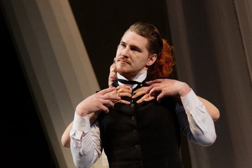     Актер Артур Шувалов. Фото: Государственный русский драматический театр им. Н.А. Бестужева