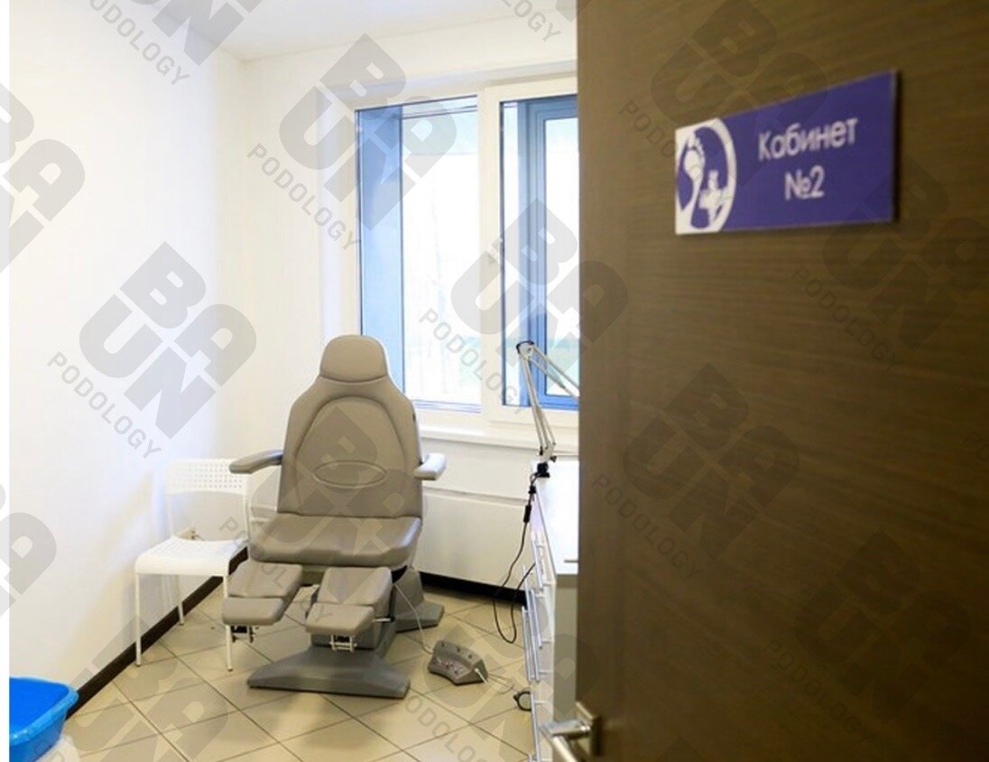 А что для вас является идеальным кабинетом?

😌В нашем понимании, самое главное это соблюдение всех норм!

— Он должен соответствовать всем нормам и требованиям санэпидемстанции и принятым ГОСТам. 
— Это должен быть большой, объемный кабинет, площадью не менее 12 квадратных метров.
 
— Должна быть оборудована приточно-вытяжная система вентиляции.
 
— Необходимо наличие аппарата дезинфекции воздуха (бактерицидная лампа)
 
— Обязательно должна присутствовать раковина для мытья рук.
⚠️Уже после соблюдения этого всего можно обратить внимание на цветовую гамму и внешний вид в целом.

Мы за минимализм - меньше предметов - меньше пыли. Цветовая гамма - белый, серый. бежевый. Белый цвет располагает клиентов быть уверенными в качестве.

Все должно быть удобным. Для вас - удобный стул, для клиента - комфортное кресло.

Все должно быть подготовлено заранее. Мастер не должен в процессе работы бегать и что-то искать. Все должно быть под рукой.