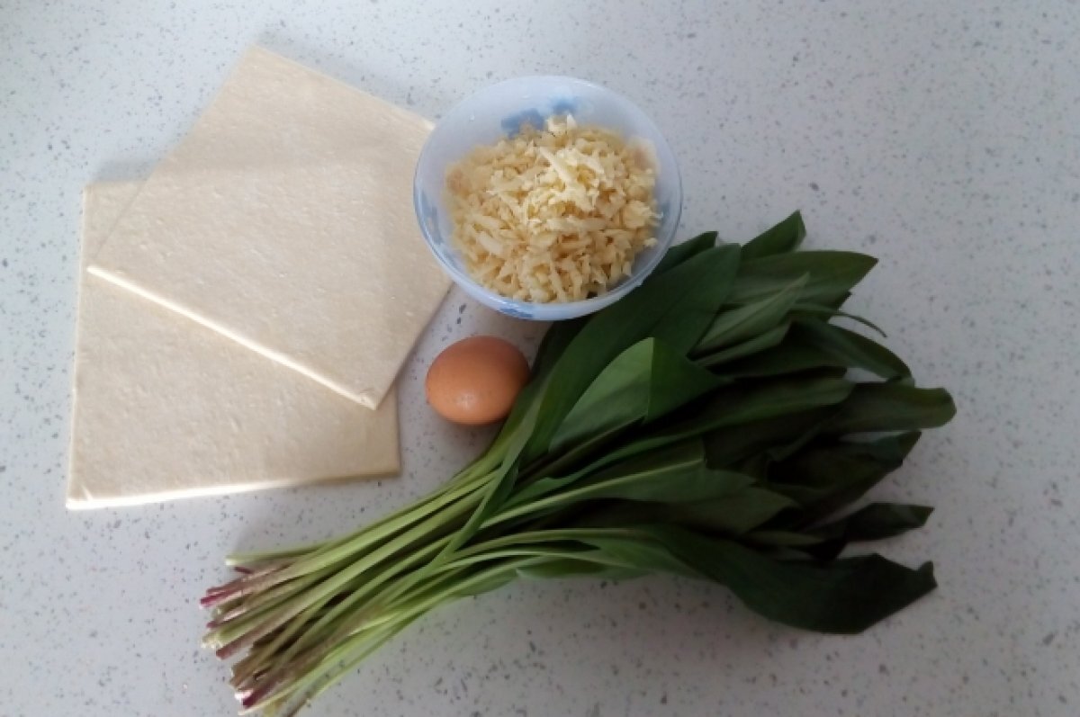    Жареный картофель, зеленый салат и тефтели. Три рецепта с черемшой