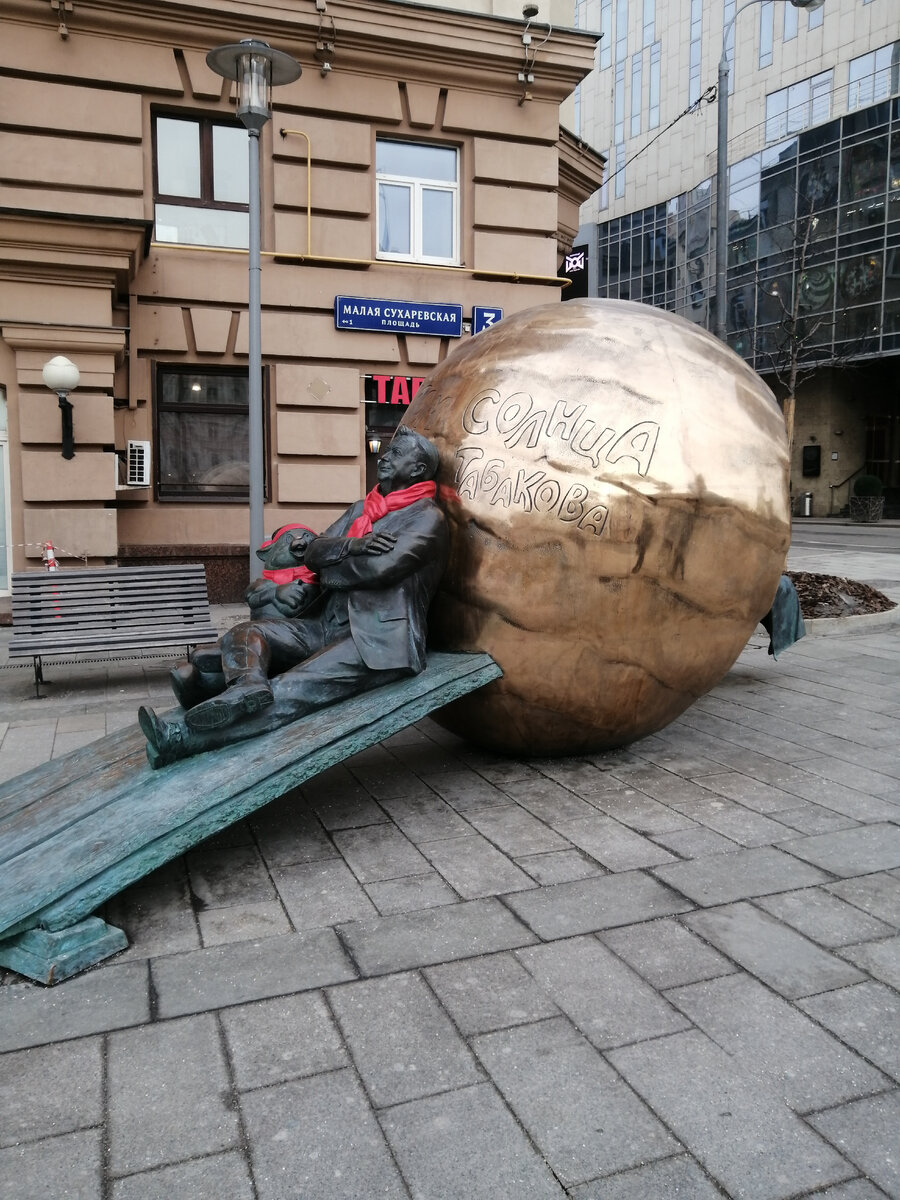 Артист сидит на деревянных мостках. Рядом самый популярный и узнаваемый его герой кот Матроскин, одинаково любимый как взрослыми, так и детьми 