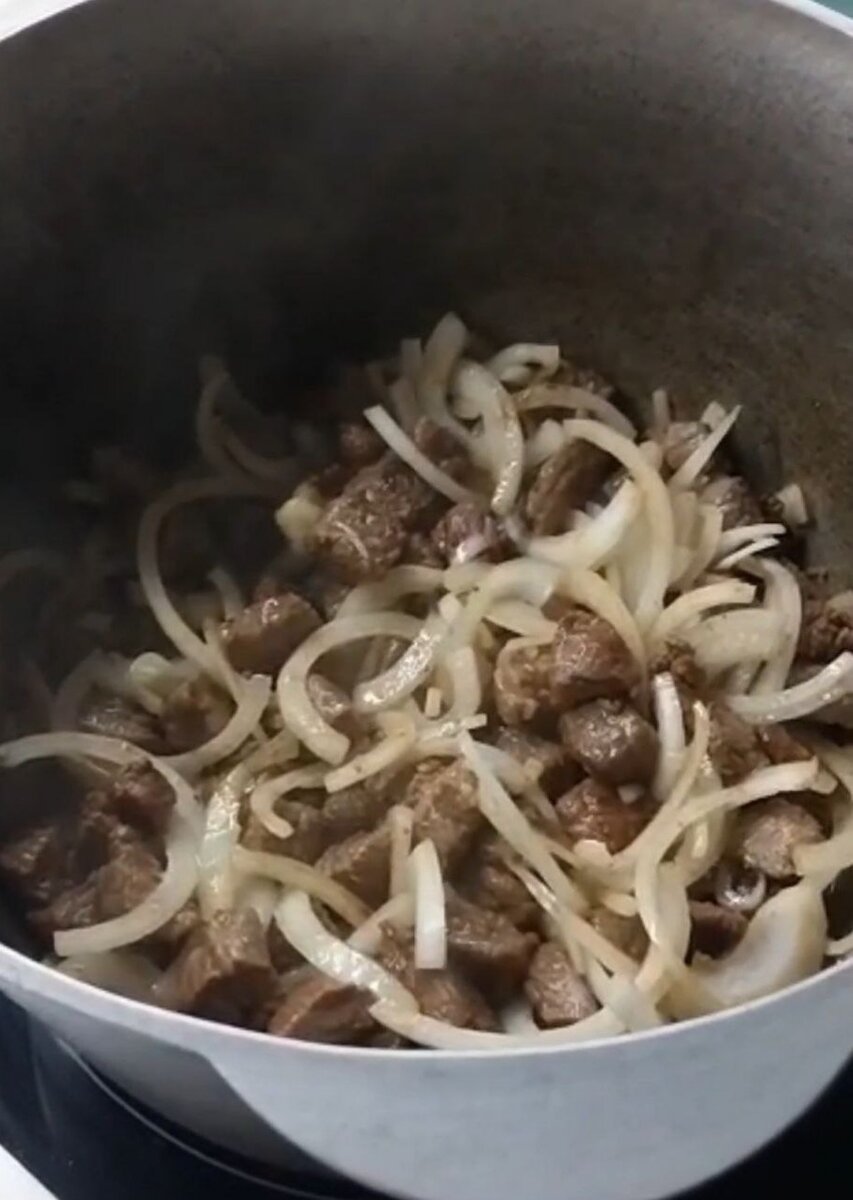 Примерно так должен выглядеть лук после нарезки, (полукольцами). 