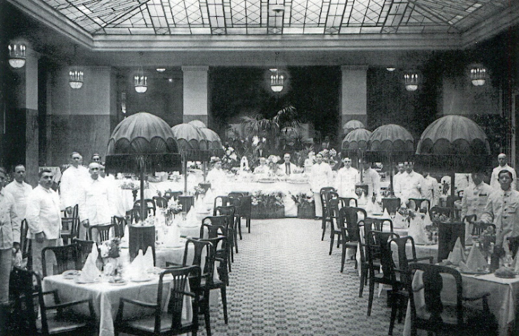 В зале ресторана "Астория" 30-е гг. ХХ в. (Источник "Из истории ленинградского Общепита")