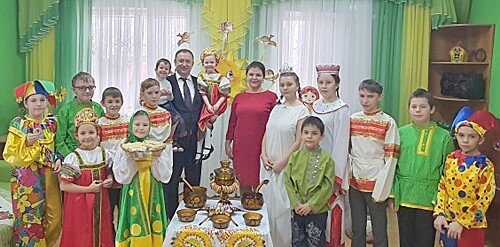 Масленица в Центре социальной помощи семье и детям в ст. Ольгинской (в центре С.С. Светлаков и С.А. Боброва). / ФОТО Яны Киселевой
