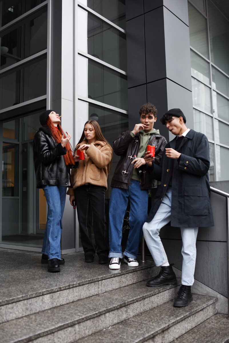 Изображение от <a href="https://ru.freepik.com/free-photo/full-shot-friends-standing-on-stairs_21933042.