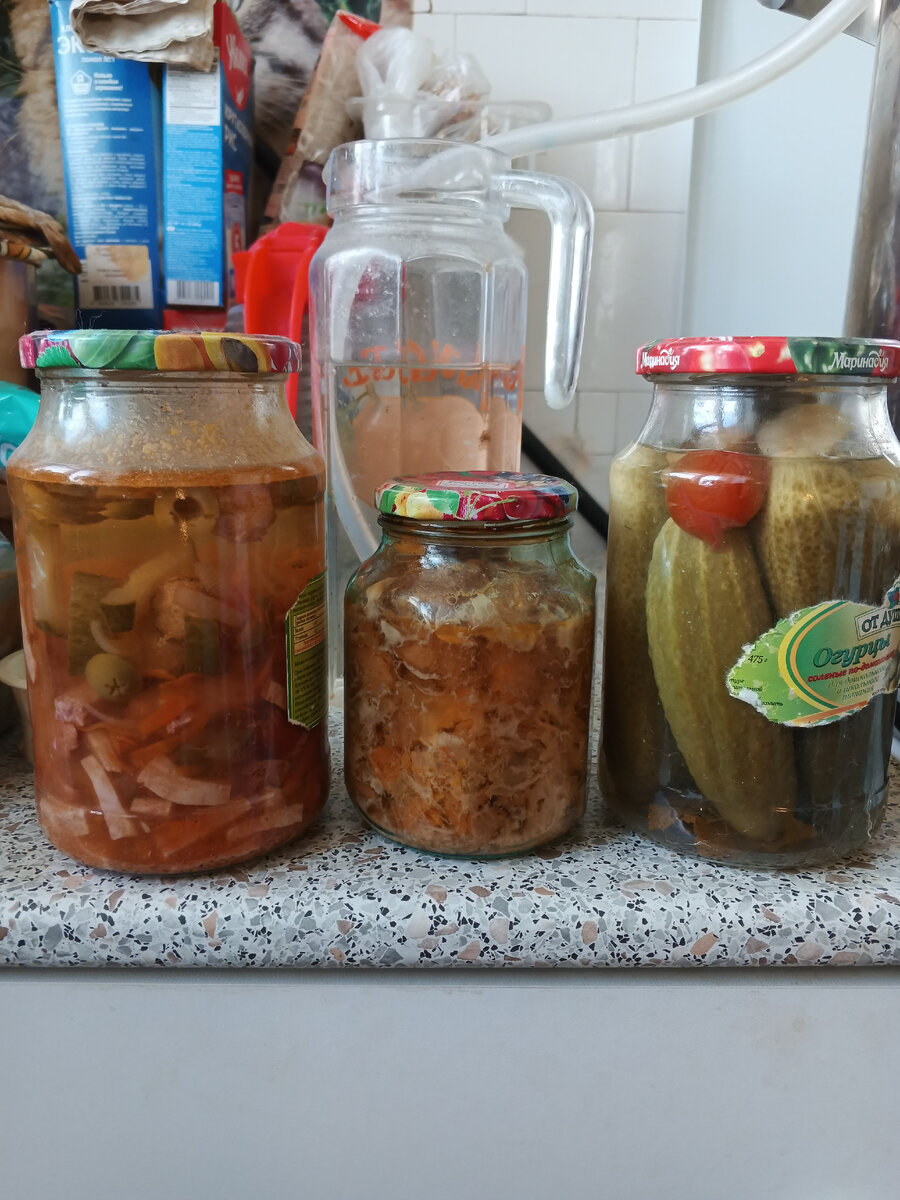 Домашние заготовки. Слева - направо - суп солянка сборная готовая к употреблению (не заготовка), тушенка из мяса индейки, ассорти из огурцов-помидор-лука маринованные. 