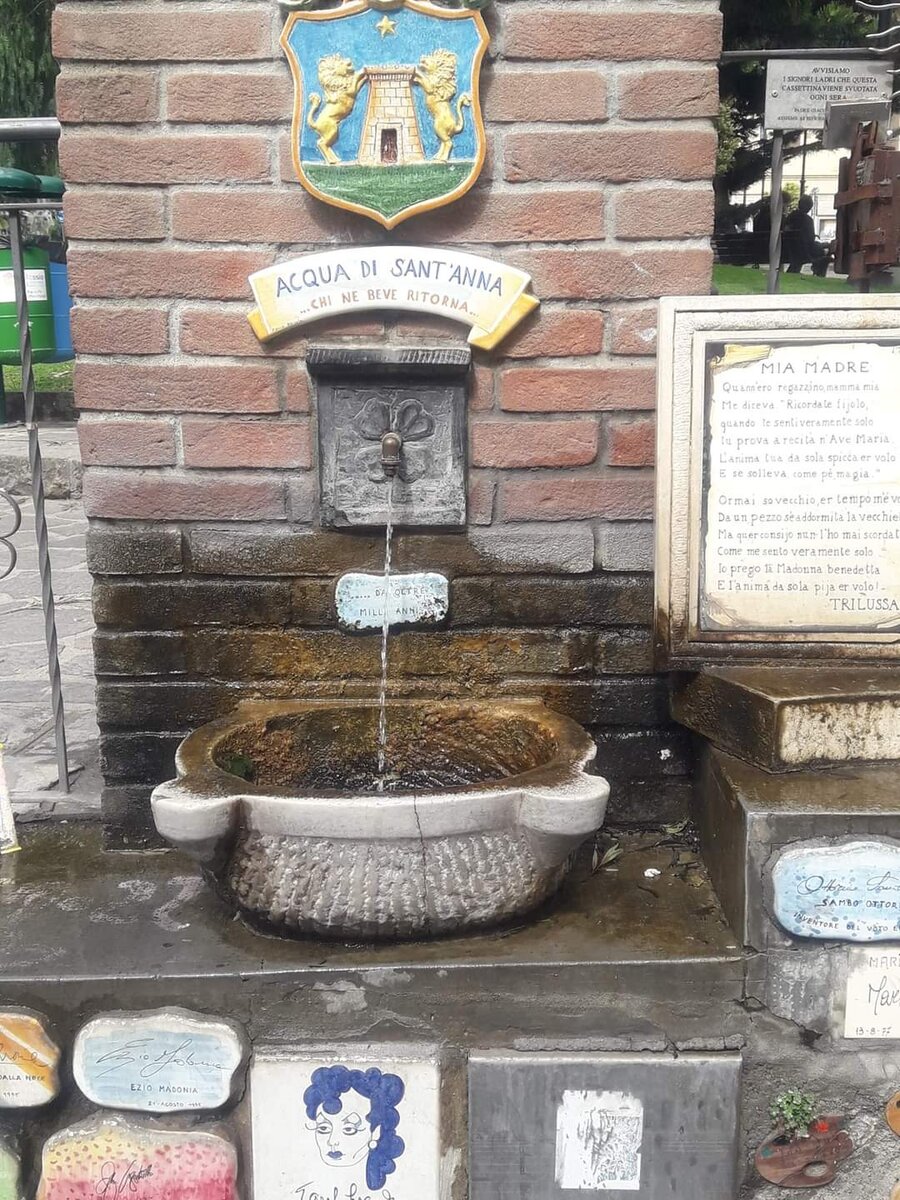 Источник "Вода "Святая Анна" в самом начале Muretto