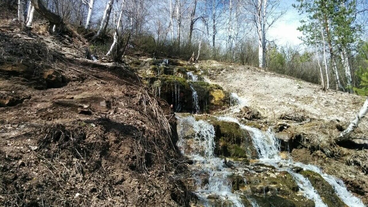     Весной Чеховский водопад или же водопад Усак-Кичу особенно прекрасен, но неизвестные оставили его без туалета.