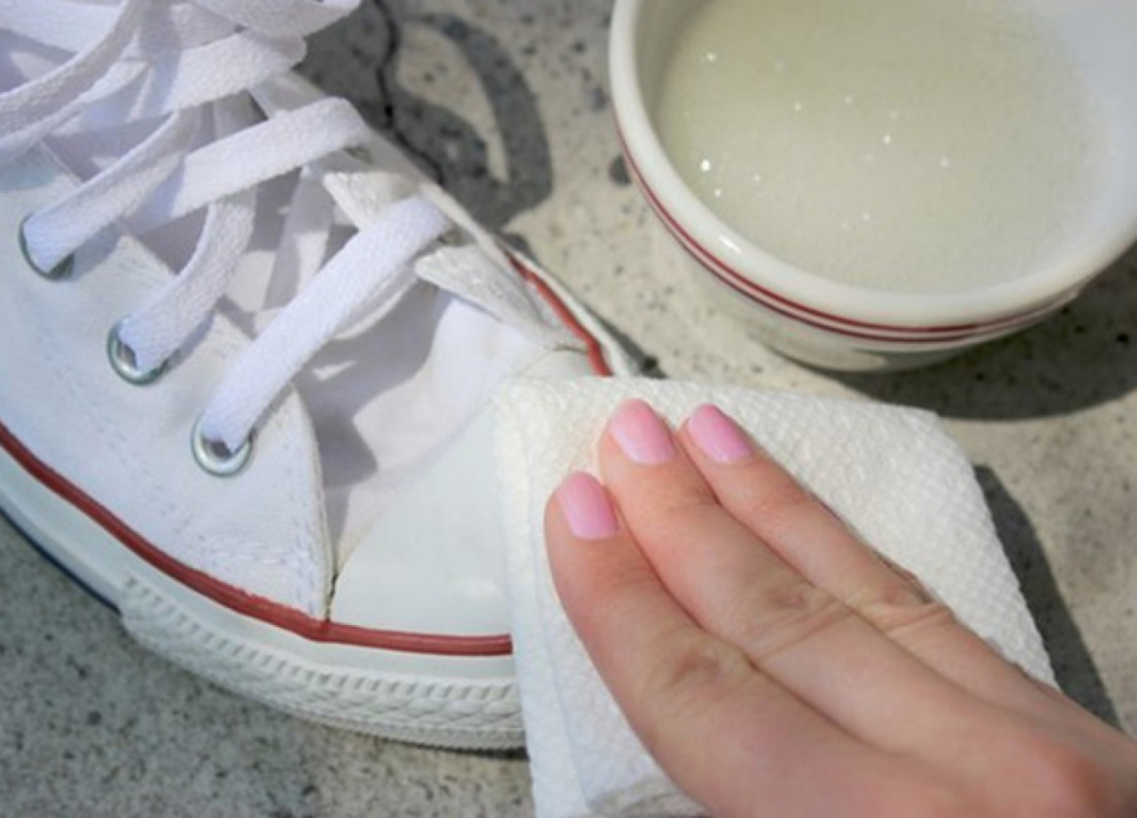Le scarpe bianche aggiungono stile e casualità a qualsiasi outfit, ma solo quando sono pulite.-3