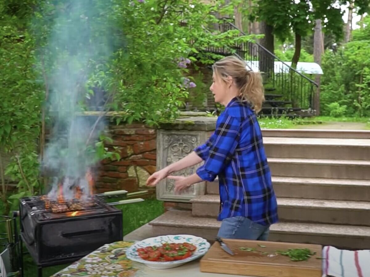    Кадр из видео приготовления куриных крылышек на гриле от Юлии Высоцкой