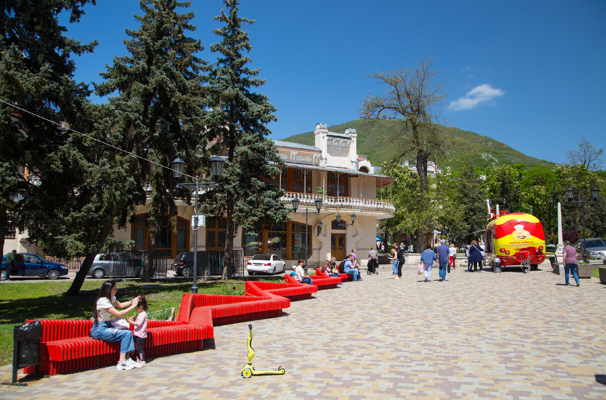 Кофейня Гукасова  (проспект Кирова, 23) около парка Цветник, построенная ещё до революции