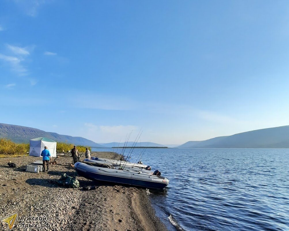 Моторные плавсредства на приколе у лагеря.