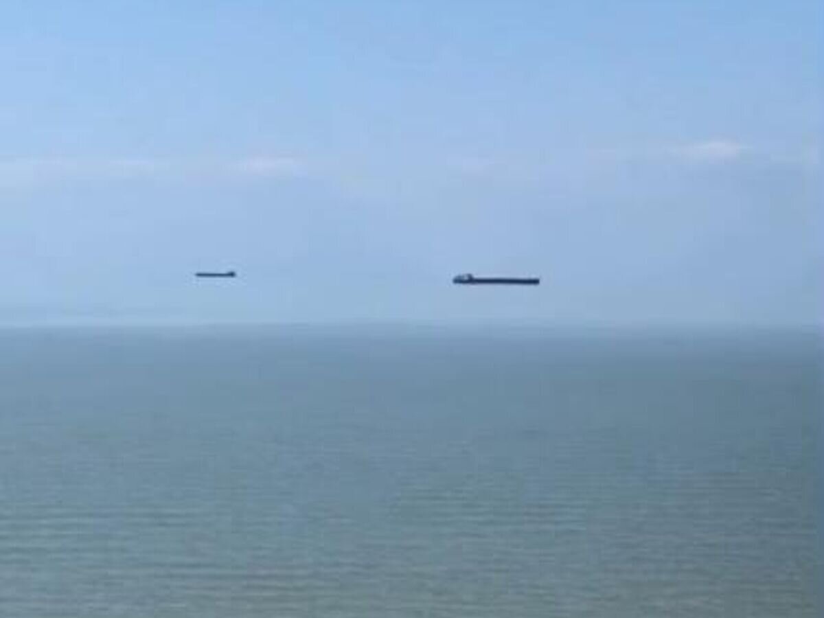 Смерч на азовском море. Подводная лодка в зеленоградске в море. Смерч на азовском море. Ейск летящие корабли. Смерч в ейске.