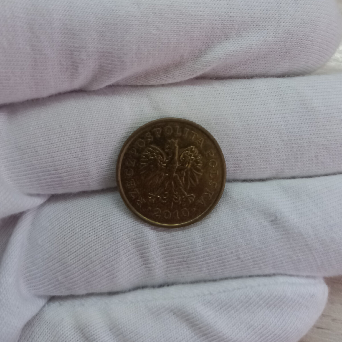 Аверс монеты 5 грош 2010 года. Изображён герб Польши.