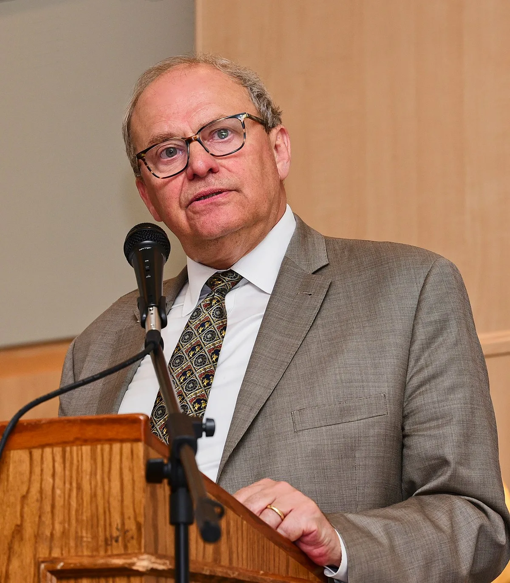 андерс ослунд - доктор философии, специалист по России. https://yandex.ru/search