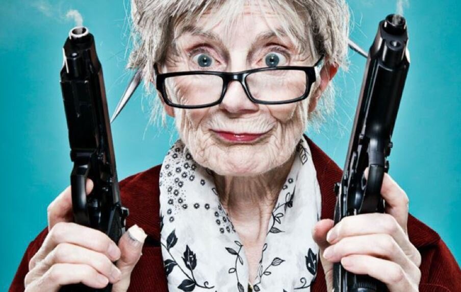 Старушка с пистолетом. Бабушка с пистолетом. Бабушка с оружием. Бабуля с пистолетом. Бабушкин ак 47.