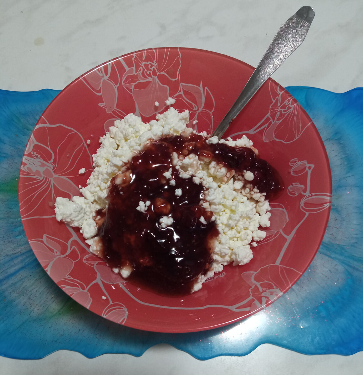 На завтрак  творог 5 %-150гр.,  варенье из клубники-50гр. К-324,0        Б-25,95         Ж-7,55      У-39,7.