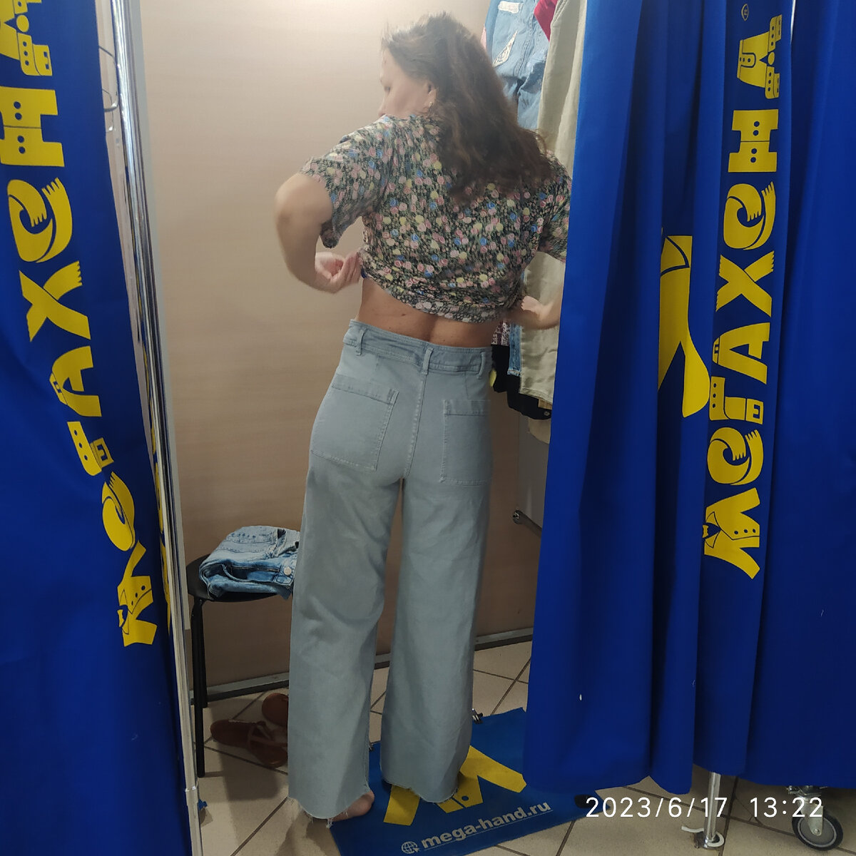 ❤️ мужчина сказал, что это - 189-я  пара джинсов в моём шкафу😄😄😄. На самом деле их сейчас около 15😄😄😄. Три пары мне стали маловаты и сначала я подумывала их продать, но потом решила, что мне проще будет скинуть несколько кило, чем заниматься их продажей. И вообще , я не готова с ними вот так взять и расстаться .