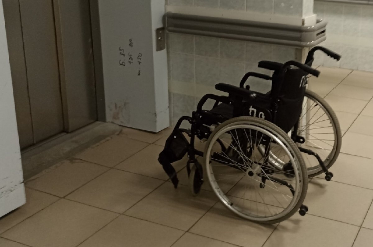    Няня-сиделка до синяков искусала беспомощную девочку-инвалида в Петербурге