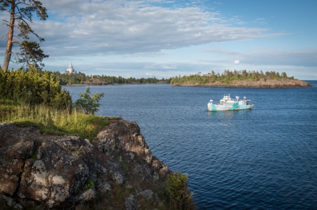    «Фонтанка»: десятки голых мужчин и женщин проводят обряды на Ладоге