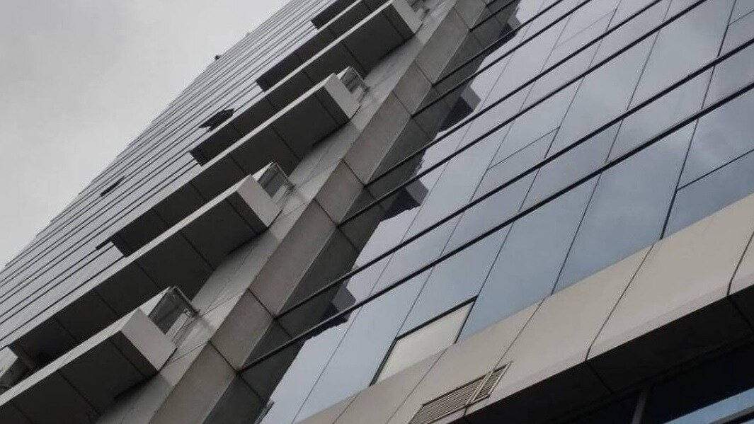     С фасада здания бизнес-центра на Океанском проспекте во Владивостоке отвалился кусок отделки. Он упал на землю, повредив припаркованный внизу автомобиль.